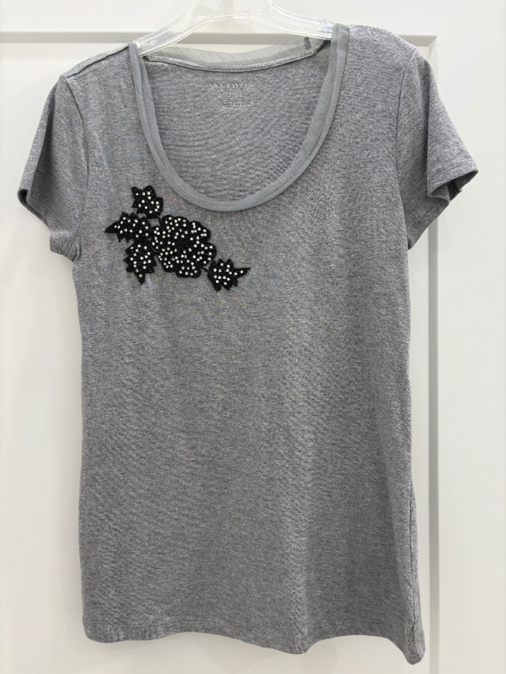 Ann Taylor Bead-Embellished Short Sleeve Gray Cotton/Modal Top; Size: Petite-Med